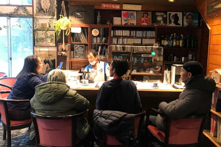 Dirinya menceritakan mengenai pengunjung ke Guest House miliknya.  Ternyata 99 persen tamu ‘Ullr’ justru merupakan warga Jepang sendiri. Sedikit sekali wisatawan asing yang menginap di tempatnya itu. Namun hal ini tidak mengurangi kehangatan dari Iwai-san dengan penginapannya.