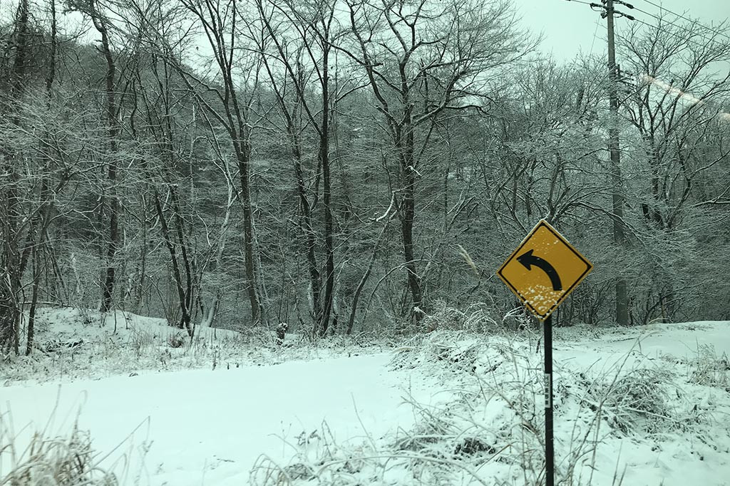 Hujan salju turun di Nagano, Jepang hari ini, Senin, 20 Februari 2023. Namun turunnya salju tidak mengurangi semangat warga untuk beraktivitas.