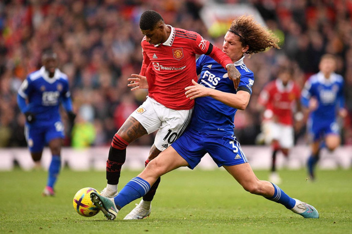 Peluang pertama diciptakan Leicester pada menit menit ke-8 lewat tendangan Harvey Barnes dari kotak penalti. Namun diblok oleh David de Gea.