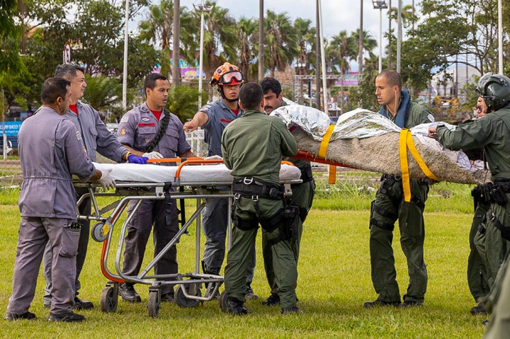 Tentara juga ikut serta dalam perlombaan untuk membantu orang-orang yang terkena dampak hujan.