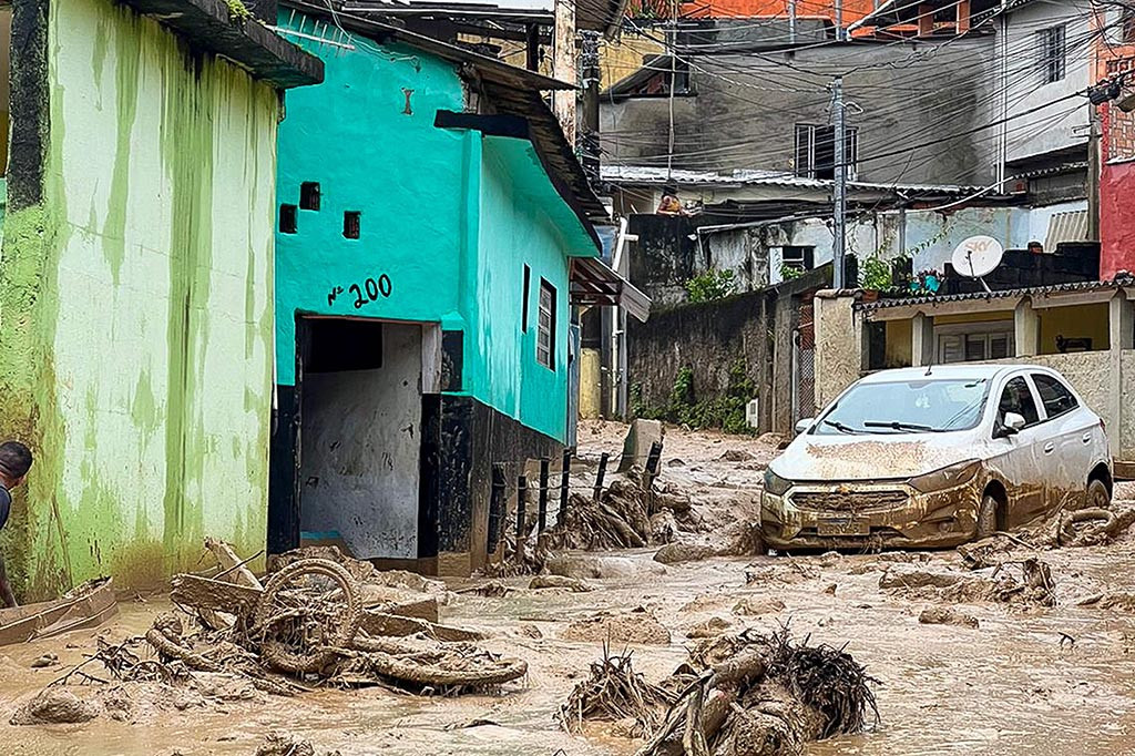 Banjir dan tanah longsor yang dipicu oleh hujan lebat merenggut sedikitnya 36 nyawa pada akhir pekan di negara bagian tenggara Sao Paulo, Brasil, kata pihak berwenang, Minggu, 19 Februari 2023.