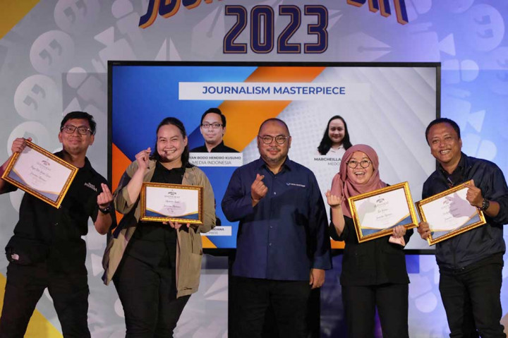 CEO Media Group Network Mohammad Mirdal Akib (tengah) foto bersama penerima 