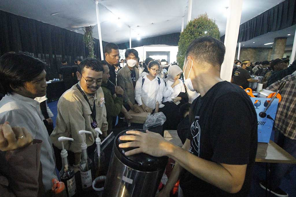 Terdapat stand makanan gratis untuk seluruh karyawan MGN. 