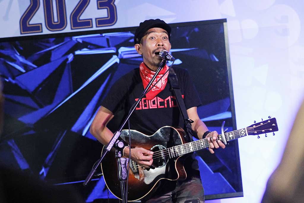 Acara tersebut juga dimeriahkan dengan pertunjukan musik, salah satunya yakni penampilan bintang tamu spesial musisi Iksan Skuter.