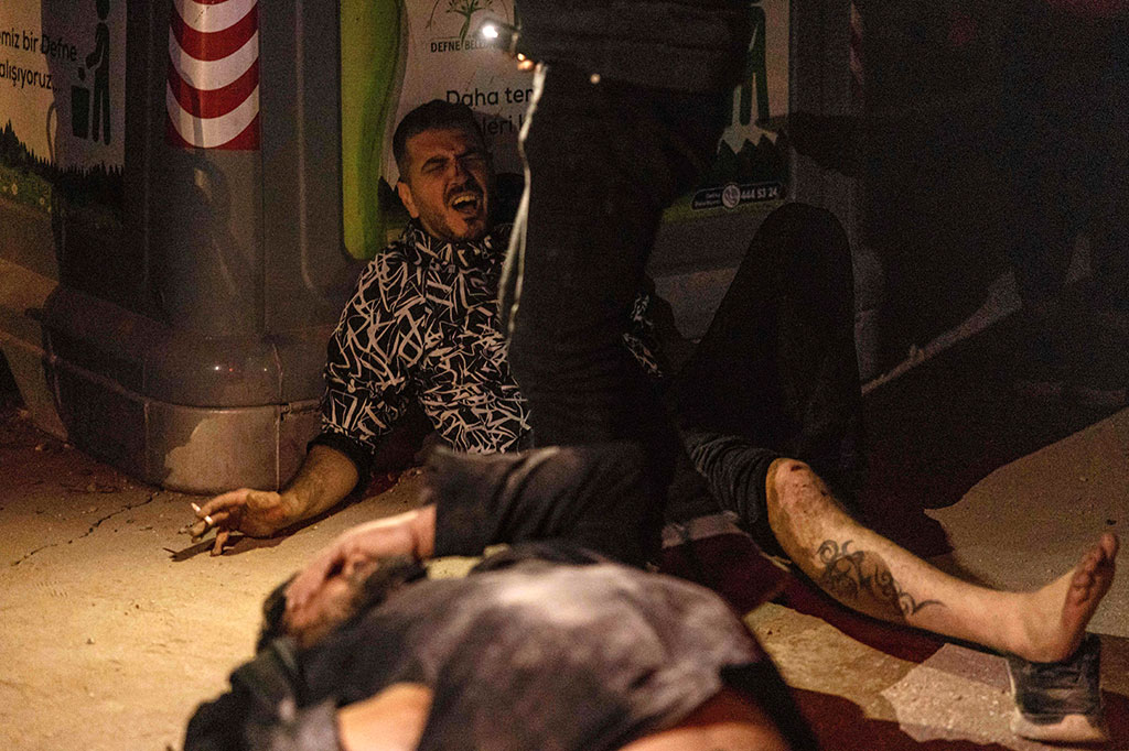 Seorang pria yang terluka berteriak kesakitan setelah gempa berkekuatan Magnitudo 6,4 melanda Provinsi Hatay di selatan Turki, di Antakya, pada Senin, 20 Februari 2023 waktu setempat.