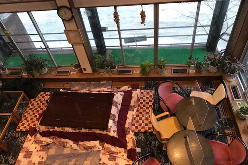 Mampir ke tempat pariwisata tidak harus selalu juga menginap di hotel. Guest house atau penginapan warga yang diubah menjadi alternatif untuk menginap dan berlibur.