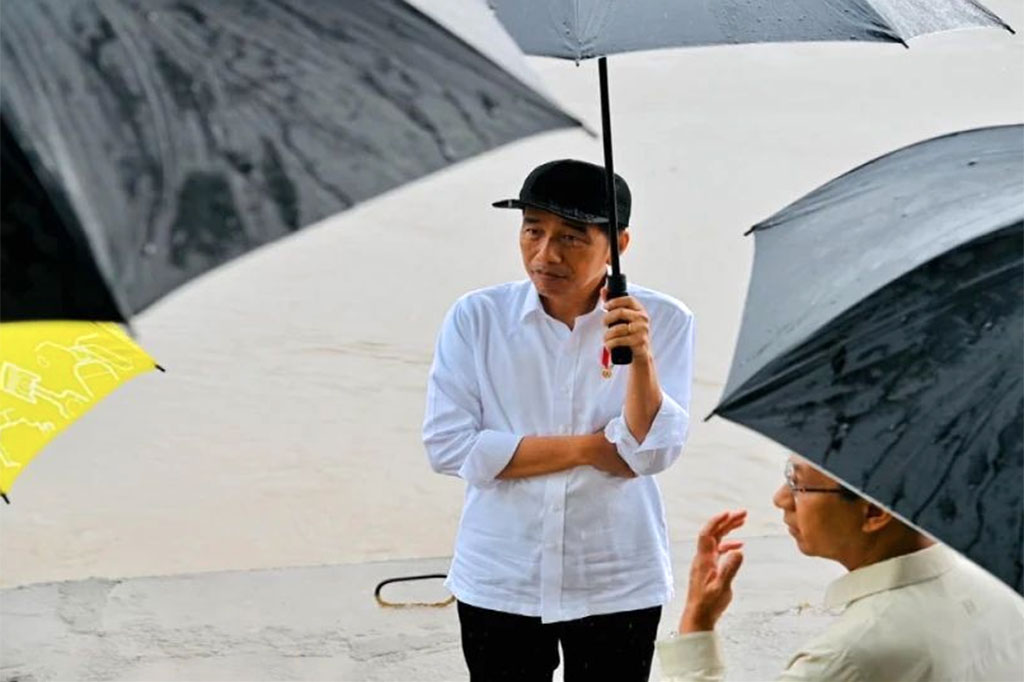 Dia berharap normalisasi Kali Ciliwung yang tersisa 17 kilometer akan selesai pada akhir 2024. Menurut Presiden, normalisasi akan sangat mengurangi banjir.
