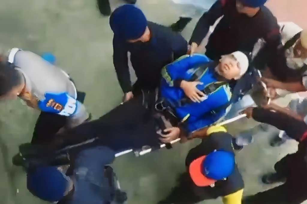 Setibanya di posko Merangin, Jambi, tampak sejumlah petugas menandu dua orang dari helikopter menuju ke dalam ruang khusus untuk mendapatkan perawatan.