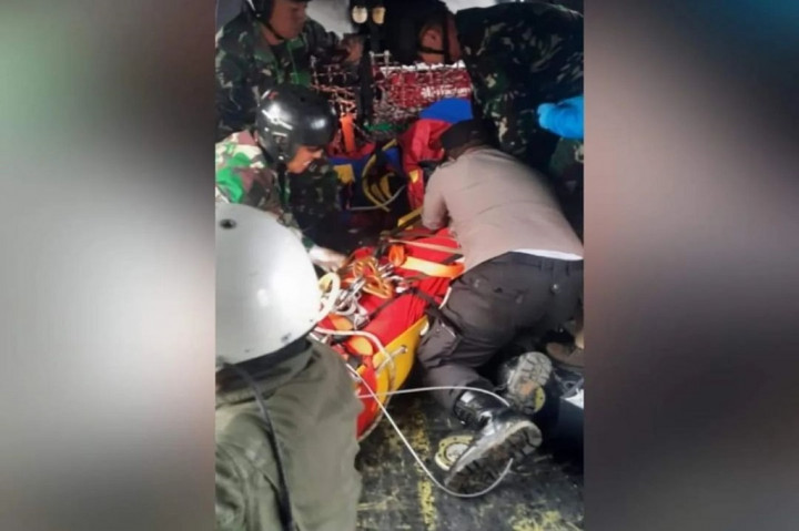 Sementara itu, dua korban terakhir yang berhasil dievakuasi adalah Koorspripim Kompol Ayani dan Mekanik AIPDA Susilo menggunakan Helikopter Bell 189 Baharkam Polri.