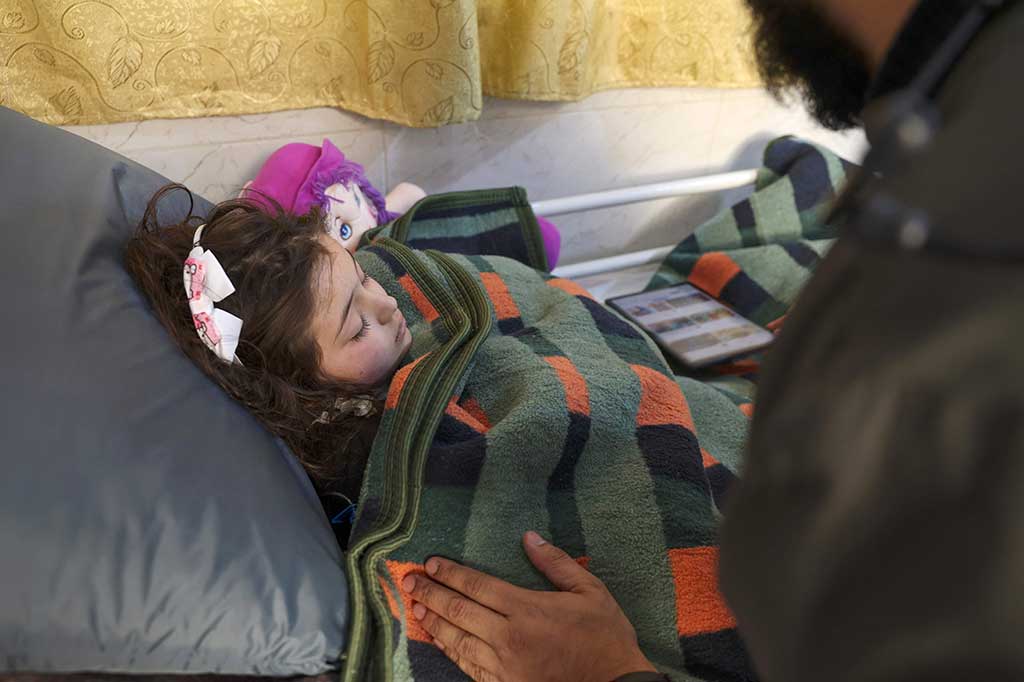 Gadis Suriah yang diselamatkan setelah empat puluh jam terjebak di bawah reruntuhan gempa mematikan, terbaring di ranjang rumah sakit di kota barat laut Idlib yang dikuasai pemberontak.