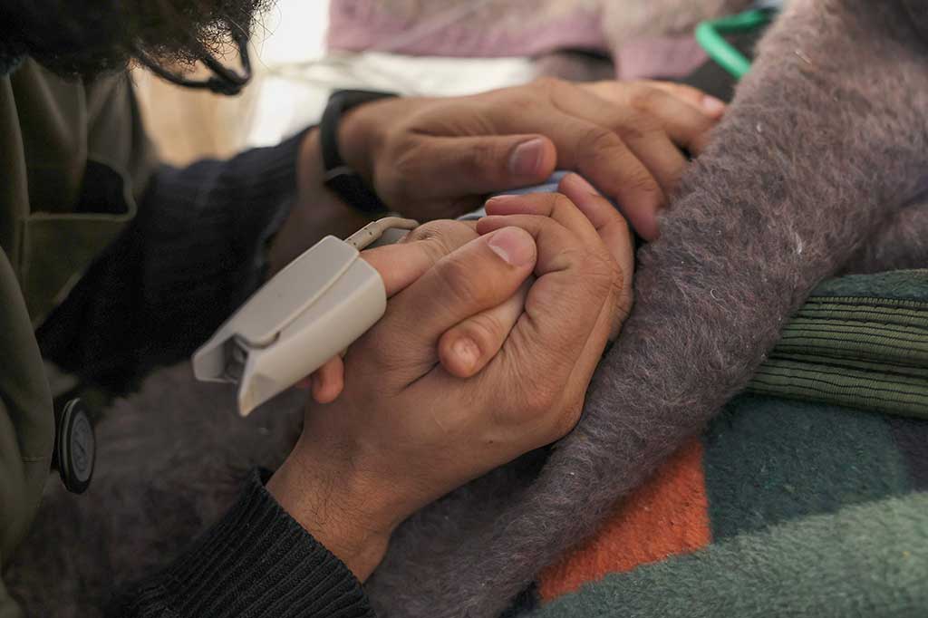 Sham, seperti banyak orang yang selamat dari gempa berkekuatan M 7,8 yang menewaskan lebih dari 44.000 orang di seluruh Turki dan Suriah pada 6 Februari, sekarang menderita apa yang oleh dokter disebut crush syndrome.