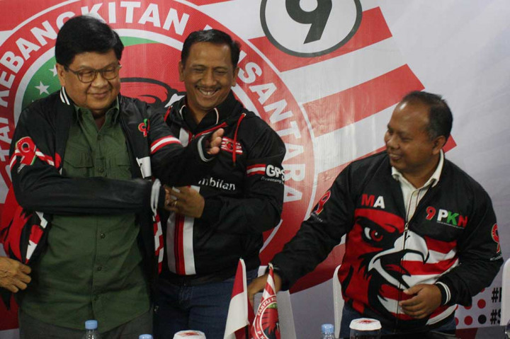 Laksamana Sukardi (kiri) disaksikan Ketua Umum Partai Kebangkitan Nusantara (PKN) Gede Pasek Suardika (tengah) bersama dengan Sekjen PKN Sri Mulyono memakai jaket PKN sebagai tanda bergabung disela-sela mengelar jumpa pers di Kantor Pimpinan Nasional PKN, Jakarta, Selasa, 21 Februari 2023. 