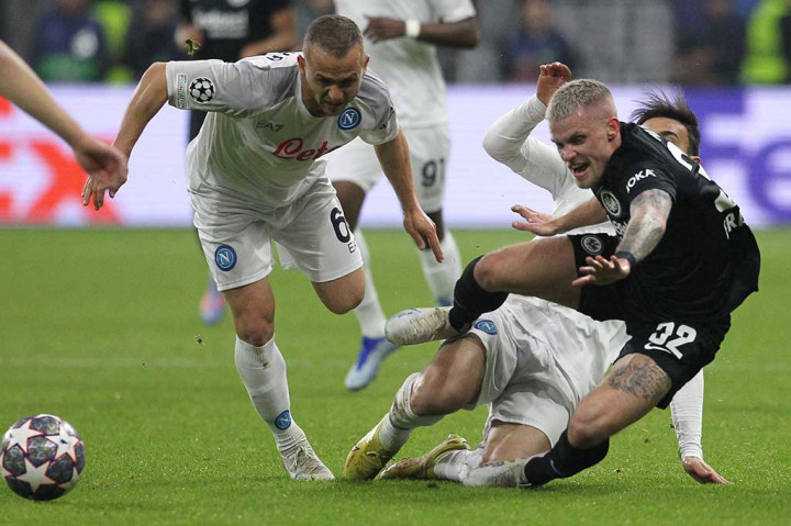 Bermain di depan pendukungnya, Frankfrut langsung tancap gas dan beberapa kali menciptakan peluang. Namun, upaya mereka masih bisa diblok oleh lini pertahanan Napoli.