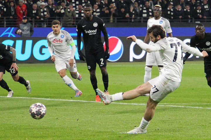 Napoli mendapat hadiah penalti setelah Victor Osimhen dilanggar oleh Aurelio Buta. Khvicha Kvaratskhelia maju sebagai eksekutor, tetapi sepakannya dapat terbaca Trapp.