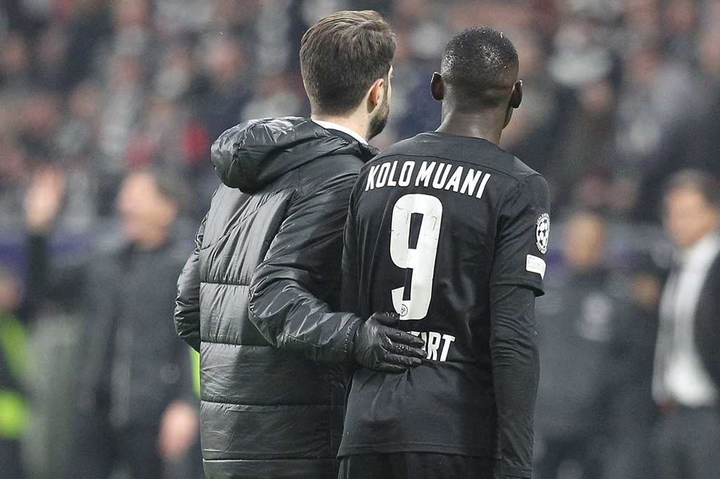 Franksfurt harus bermain dengan 10 pemain setelah Kolo Muani diganjar kartu merah karena melakukan tekel keras ke Frank Anguissa.