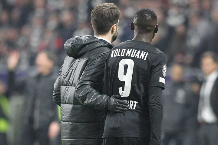 Franksfurt harus bermain dengan 10 pemain setelah Kolo Muani diganjar kartu merah karena melakukan tekel keras ke Frank Anguissa.