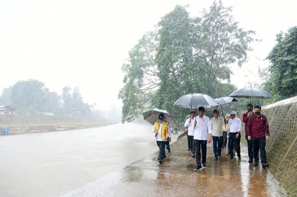 Presiden Joko Widodo bersama Pj Gubernur DKI Jakarta Heru Budi dan sejumlah menteri terkait, meninjau perkembangan proyek normalisasi Kali Ciliwung di Pengadegan, Jakarta Selatan, Selasa, 21 Februari 2023.