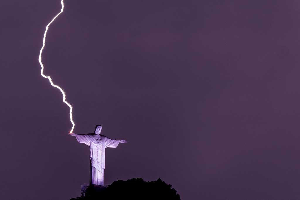 Patung Yesus ikonik di Corcovado, Rio de Janeiro, Brasil kembali disambar petir pada Selasa, 21 Februari 2023 waktu setempat. Kali ini petir menyambar tangan kanannya. Sebelumnya, pada Jumat pekan lalu, patung Yesus tersebut juga disambar petir di bagian kepala.