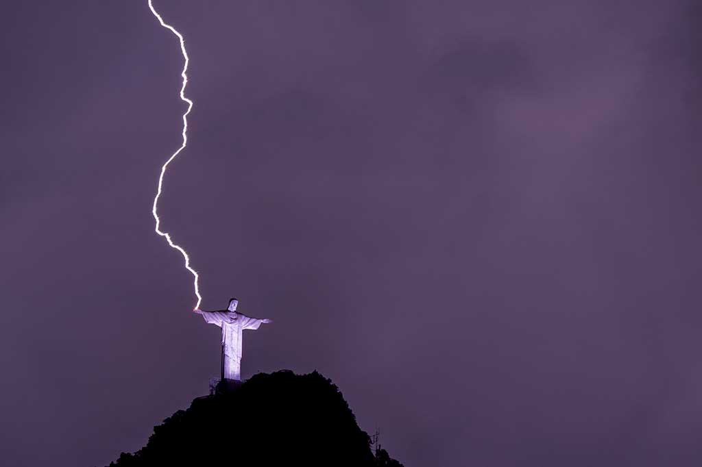 Menurut laporan, landmark Brasil itu pernah disambar petir dua kali sebelumnya, dalam dua dekade yaitu pada 2008 dan 2014.