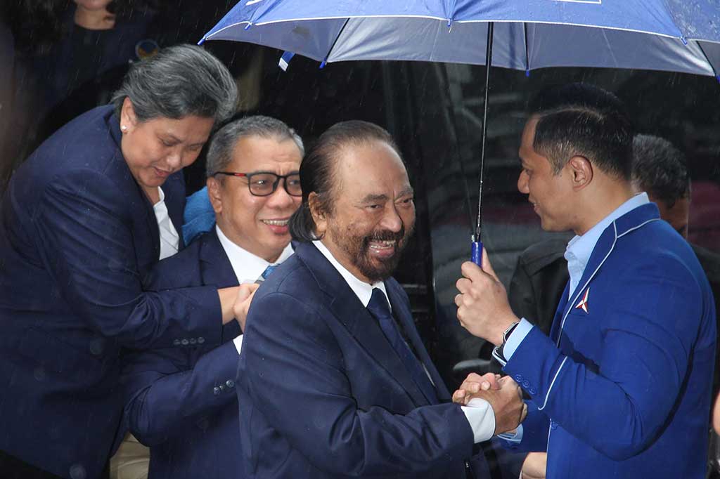 Surya Paloh tiba di Kantor DPP Demokrat sekitar pukul 10.53 WIB dengan mengenakan setelan jas Partai NasDem. Dia didampingi oleh sejumlah pengurus partai, di antaranya Wakil Ketua Umum (Waketum) Ahmad Ali dan anggota Majelis Tinggi Lestari Moerdijat.