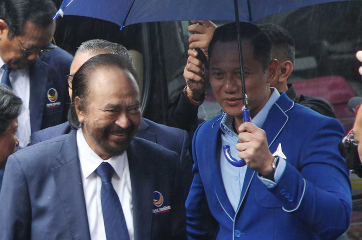Selanjutnya, mereka berjalan bersama menuju ruang pertemuan. Hasil pembahasan dari pertemuan yang tertutup itu akan disampaikan kepada wartawan.