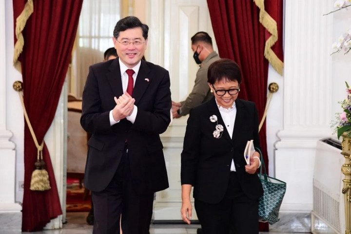 Presiden Joko Widodo menerima kunjungan kehormatan Menteri Luar Negeri Republik Rakyat Tiongkok (RRT) Qin Gang, pada Rabu, 22 Februari 2023, di Istana Merdeka Jakarta. 