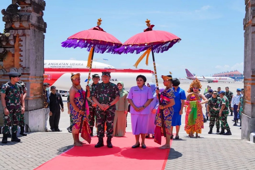 Panglima TNI Laksamana Yudo Margono didampingi Ketua Umum Dharma Pertiwi Ny. Veronica Yudo Margono, Asintel Panglima TNI Laksda Angkasa Dipua Putra, Asops Panglima TNI Mayjen Agus Suhardi, Kapuspen TNI Laksda Kisdiyanto dan Koorsmin Panglima TNI Kolonel Laut (P) Sandy, melaksanakan kunjungan kerja ke Provinsi Bali.