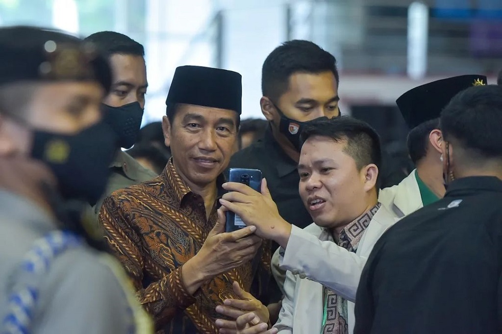 Usai peninjauan, Presiden langsung menuju kawasan Wisata Hutan Bambu, Kota Balikpapan. Di sana, Presiden akan menyerahkan Surat Keputusan (SK) Perhutanan Sosial dan SK Tanah Obyek Reforma Agraria (TORA) kepada para penerima.