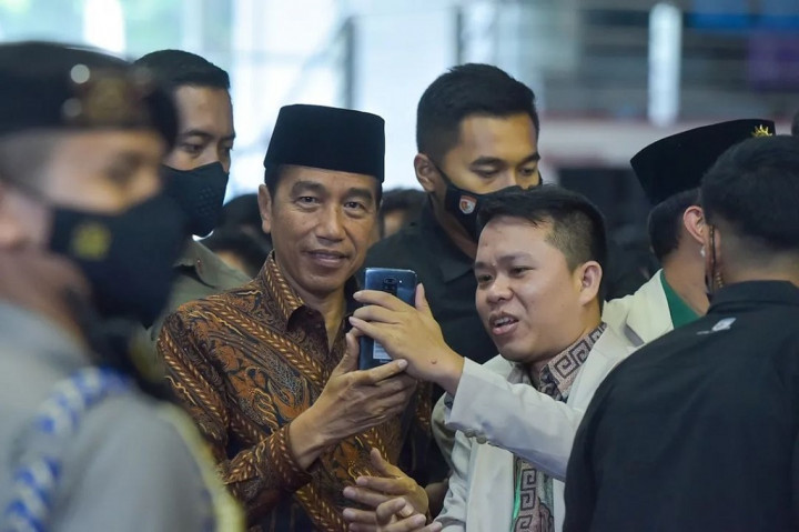 Usai peninjauan, Presiden langsung menuju kawasan Wisata Hutan Bambu, Kota Balikpapan. Di sana, Presiden akan menyerahkan Surat Keputusan (SK) Perhutanan Sosial dan SK Tanah Obyek Reforma Agraria (TORA) kepada para penerima.