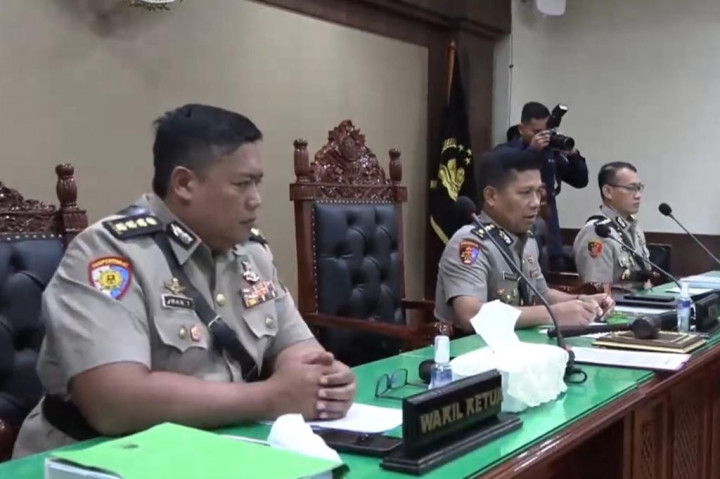 Sesuai Pasal 12 ayat 1 huruf A PP republik Indonesia nomor 1 Tahun 2023 maka Komisi selaku pejabat yang berwenang memberikan pertimbangan selanjutnya berpendapat bahwa terduga pelanggar masih dapat dipertahankan untuk tetap berada dalam dinas polri.