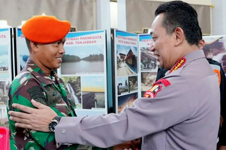 Kapolri Jenderal Listyo Sigit Prabowo memberikan apresiasi secara langsung kepada salah satu personel TNI yang terlibat dalam proses evakuasi Kapolda Jambi, yakni Kopda Ahmad Novrizal di Bandara Sultan Thaha Saifuddin, Jambi, Rabu, 22 Februari 2023.
