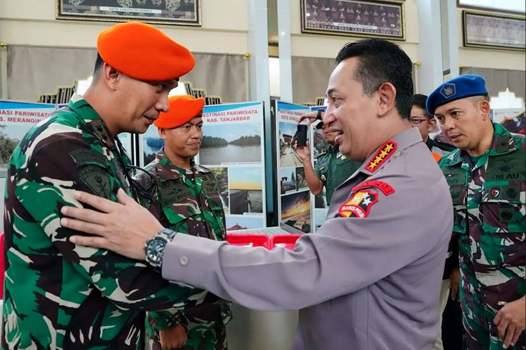 Kopda Ahmad Novrizal merupakan prajurit Komando Pasukan Gerak Cepat (Kopasgat) TNI AU yang mengawal proses evakuasi penaikan tandu milik Kapolda Jambi. Ia terpaksa berputar-putar di udara bersama tandu akibat angin kencang.