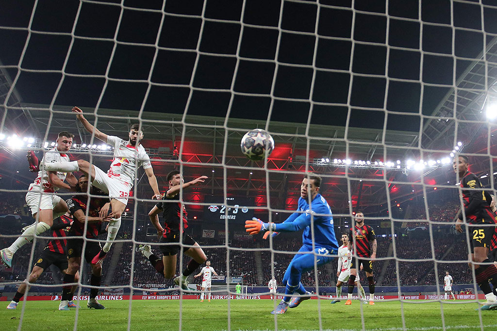 Leipzig bermain jauh lebih baik di babak kedua. Suporter tuan rumah akhirnya bersorak setelah tim kesayangannya berhasil menyamakan kedudukan pada menit ke-70. Sepak pojok Marcel Halstenberg disambut tandukan Josko Gvardiol untuk menjebol gawang Ederson, untuk mengubah skor menjadi 1-1.