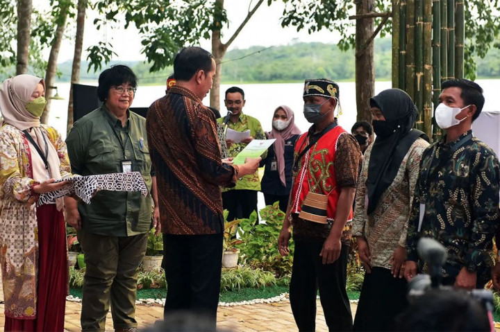 Presiden Joko Widodo menyerahkan 514 Surat Keputusan (SK) Perhutanan Sosial, 19 SK Hutan Adat, dan 46 SK Objek Reforma Agraria (Tora) di Wisata Hutan Bambu, Kota Balikpapan, Provinsi Kalimantan Timur, Rabu, 22 Februari 2023. 