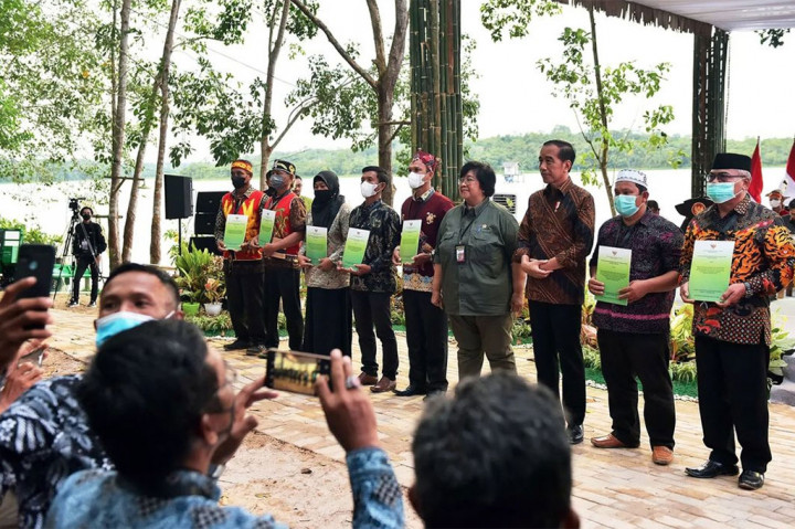 Dalam sambutannya, Presiden berpesan kepada para penerima SK Perhutanan Sosial, Hutan Adat, dan Tora agar tidak menelantarkan lahan mereka. 