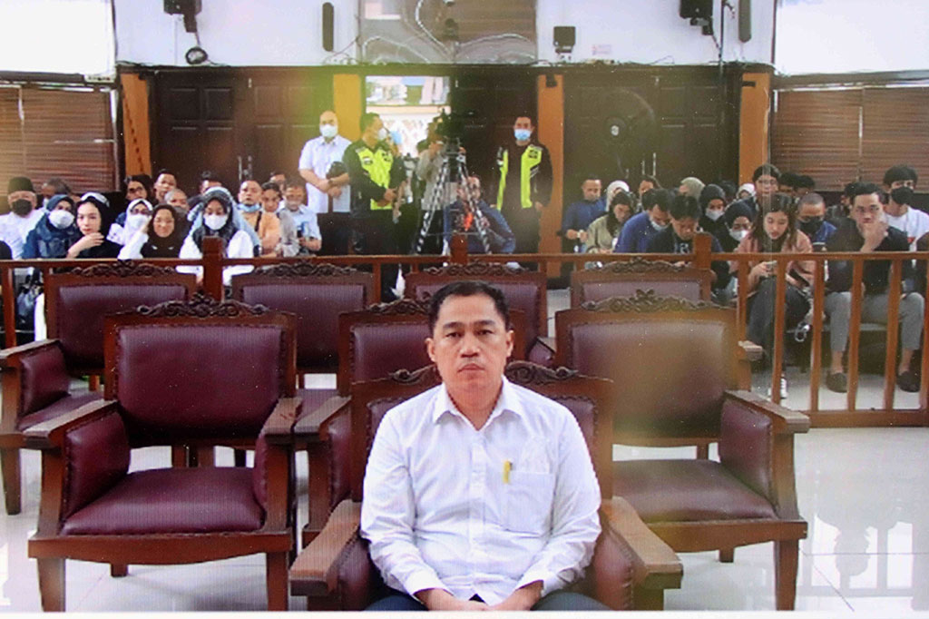 Mantan Wakaden B Romapaminal Divpropam Polri Arif Rachman Arifin divonis hukuman penjara selama 10 bulan oleh Majelis Hakim Pengadilan Negeri Jakarta Selatan.