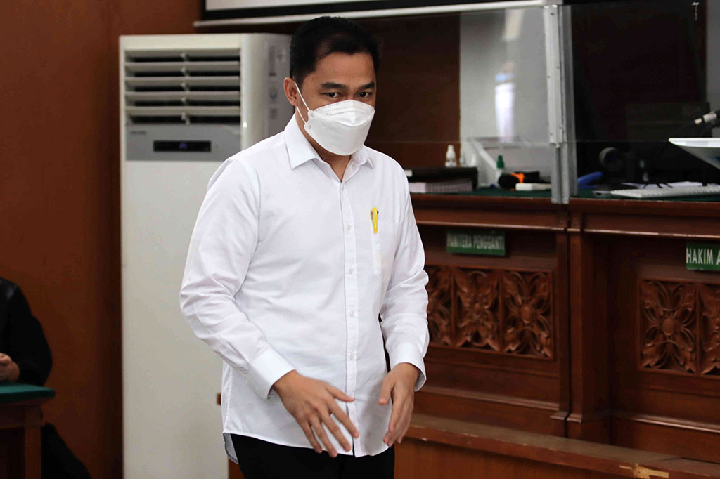 Ahmad Suhel menyatakan Arif terbukti secara sah dan meyakinkan bersalah melanggar Pasal 48 juncto pasal 32 Undang-Undang Nomor 19/2016 tentang Perubahan atas UU Nomor 11/2008 tentang Informasi dan Transaksi Elektronik (ITE) juncto Pasal 55 ayat (1) ke-1 KUHP.