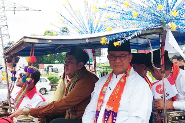 Mantan Gubernur DKI Jakarta Anies Baswedan tiba di Kantor DPP PKS, Jakarta Selatan, Kamis, 23 Februari 2023, dengan menaiki delman beserta iring-iringan.