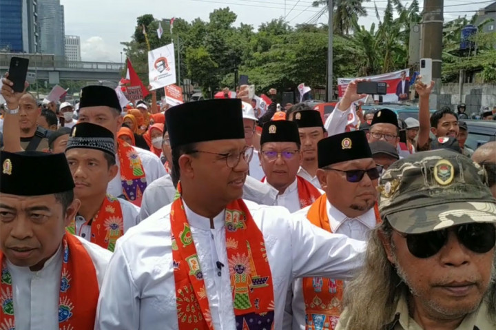 Para simpatisan PKS yang didominasi menggunakan pakaian berwarna putih dan oranye berjejer di Jalan T.B. Simatupang, Jakarta Selatan, menuju arah Pasar Minggu.