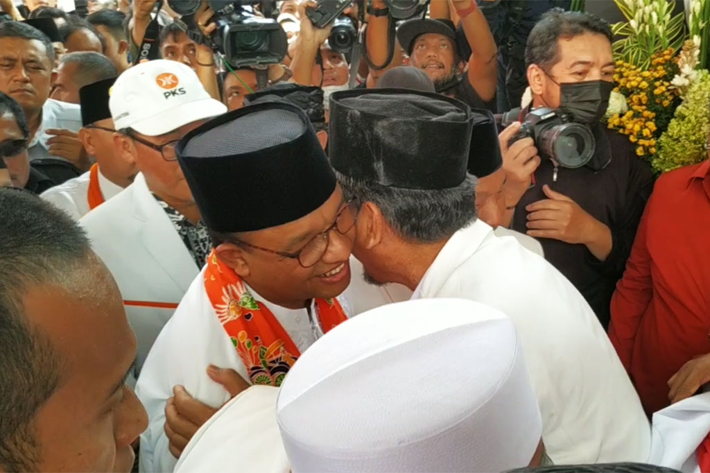 Kedatangan Anies beserta rombongan disambut oleh Presiden PKS Ahmad Syaikhu, Sekretaris Jenderal (Sekjen) PKS Habib Aboe Bakar Allhabsy, hingga jajaran pengurus PKS lainnya.