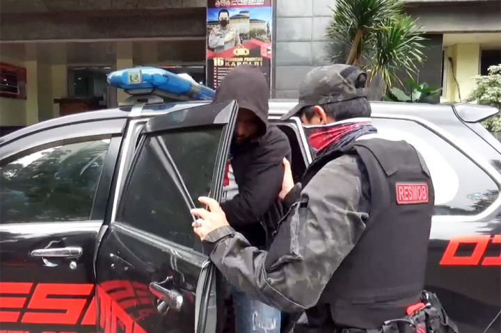 Sub Direktorat Reserse Mobile (Subdit Resmob) Direktorat Reserse Kriminal Umum Polda Metro Jaya kembali meringkus seorang tersangka penagih utang (debt collector) yang membentak anggota Bhabinkamtibmas, saat melakukan penarikan mobil milik seleb TikTok Clara Shinta.