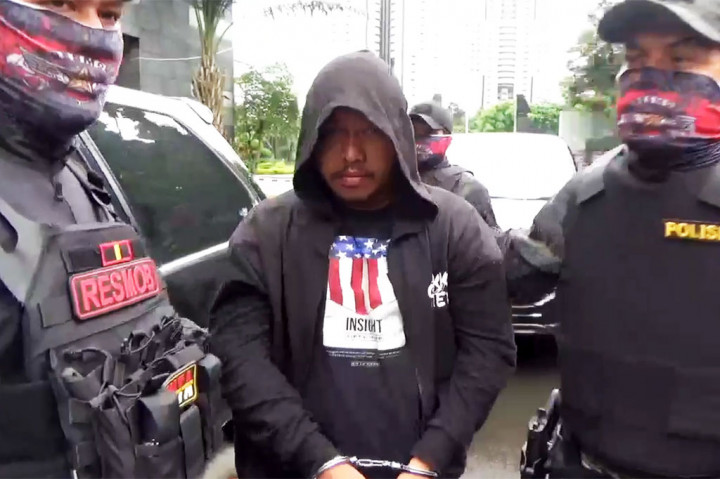 Tersangka LW yang mengenakan pakaian serba hitam dan tangan diborgol tiba di Polda Metro Jaya bersama tim penyidik Subdit Resmob sekitar pukul 11.30 WIB.