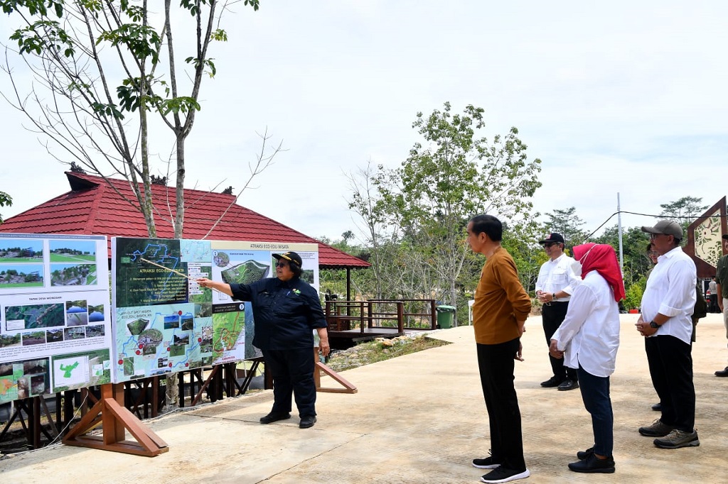 Presiden Joko Widodo meninjau langsung Persemaian Mentawir di Kabupaten Penajam Paser Utara, Provinsi Kalimantan Timur, pada Kamis, 23 Februari 2023.