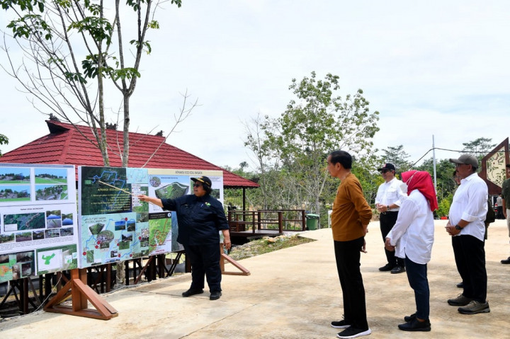Presiden Joko Widodo meninjau langsung Persemaian Mentawir di Kabupaten Penajam Paser Utara, Provinsi Kalimantan Timur, pada Kamis, 23 Februari 2023.