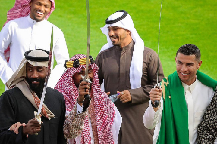 Ronaldo dan rekan satu timnya terlihat menikmati penampilan tradisional Ardah dengan pedang dan nyanyian, dan sang superstar juga terlihat menari dengan bendera Saudi disampirkan di bahunya.