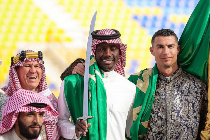 Dia juga terlihat mengenakan daglah biru tua dan motif emas yang gagah di atas thobe. Thobe adalah pakaian panjang, biasanya berlengan panjang, seperti gaun yang dikenakan oleh pria di Arab Saudi dan dianggap sebagai pakaian nasional.