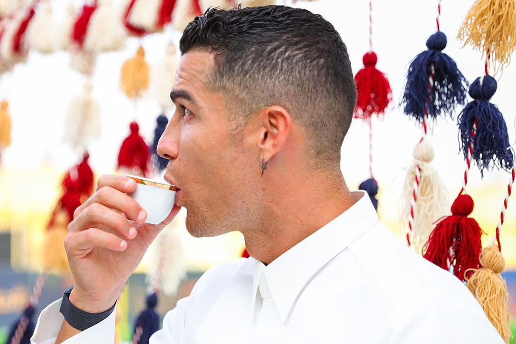Superstar Portugal Cristiano Ronaldo merayakan Hari Pendirian Arab Saudi dengan mengenakan pakaian tradisional Saudi bersama rekan setimnya di Al-Nassr, Rabu, 22 Februari 2023.