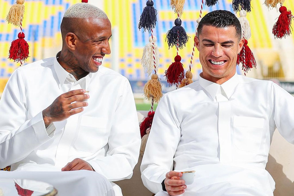 Muncul dalam foto yang diposting oleh akun resmi Al-Nassr FC, Cristiano Ronaldo terlihat sedang minum kopi Saudi, minuman pokok di Kerajaan, sambil mengenakan thobe Saudi putih bersih. “Merupakan pengalaman khusus untuk berpartisipasi dalam perayaan di Al-Nassr FC,” tweet Ronaldo.