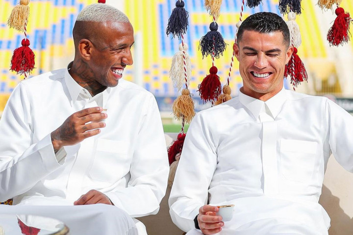 Muncul dalam foto yang diposting oleh akun resmi Al-Nassr FC, Cristiano Ronaldo terlihat sedang minum kopi Saudi, minuman pokok di Kerajaan, sambil mengenakan thobe Saudi putih bersih. “Merupakan pengalaman khusus untuk berpartisipasi dalam perayaan di Al-Nassr FC,” tweet Ronaldo.