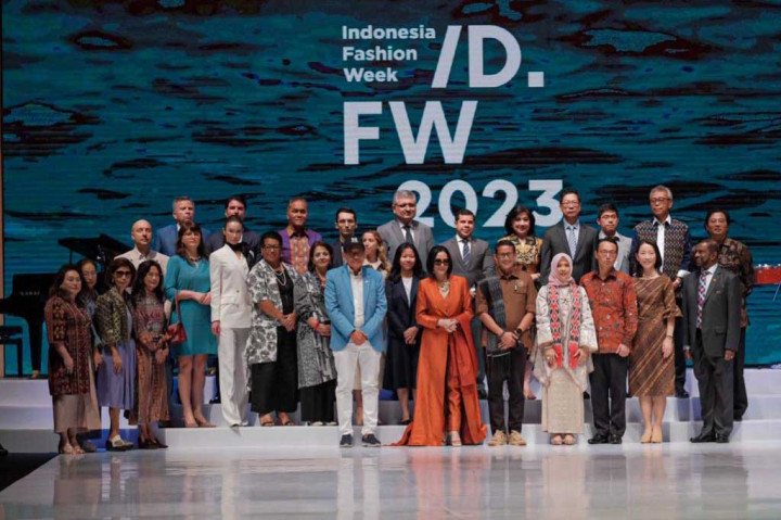 Digelar secara daring dan luring di Jakarta Convention Center (JCC) mulai 22-26 Februari 2023, IFW 2023 menampilkan rancangan dari 250 perancang busana dari seluruh Indonesia. Acara itu juga diikuti 400 peserta pameran dengan beragam aktivitas seperti peragaan busana, gelar wicara dan kuliner.